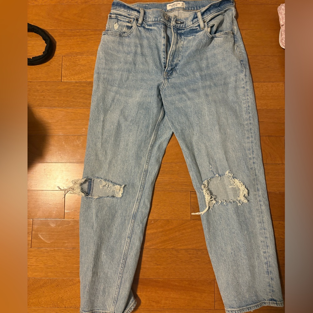 Abercrombie Distressed 90’s Straight Cut Ultra High Waist 12 / 31 Short NWT